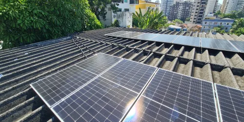 Sistema de energia solar on-grid instalado em Icaraí - Niterói - RJ (foto 1 de 4)